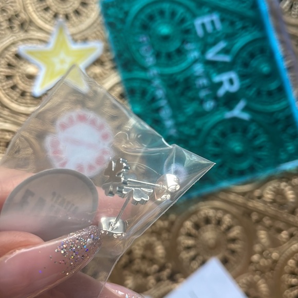 NWT silver lucky four leaf clover studs - Picture 5 of 5